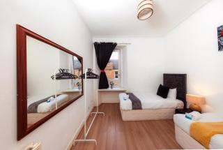 Lovely Central 5 Bdrm Apartment - 0