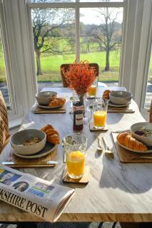 Absolutely Immaculate 2 bed 2 bath FREE Parking - 8