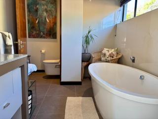 Pepper House Villa ,Housekeeper , heated pool , Hot tub, backup solar and water systems - 4