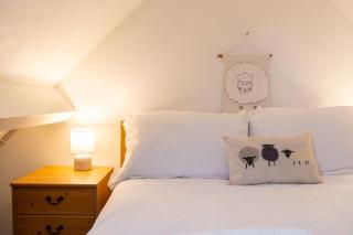 Shepherds Rest Cotswolds Cottage Farm Stay With Pool - 3