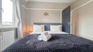 Disc Monthly Rate - New Malden 3BDR House with Garden & FREE Parking near Raynes Park, Kingston upon Thames, Wimbledon - 1