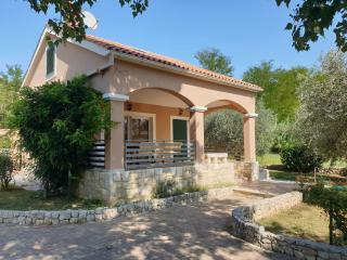 An einem Fluss gelegenes Haus mit Schlafmöglichkeiten auf der Galerie - 9