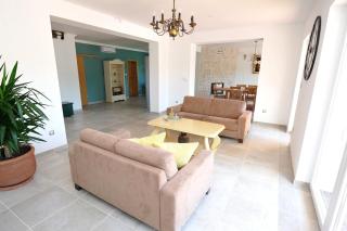 Alleinstehendes Ferienhaus mit Swimmingpool für bis zu zehn Personen - 1