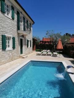 Großzügiges und modern eingerichtetes Ferienhaus mit eigenem Garten, Sonnenterrasse und privatem Außenwhirlpool - 9