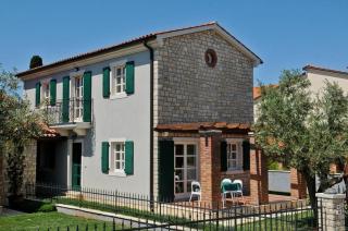 Großzügiges und modern eingerichtetes Ferienhaus mit privatem Pool und sonniger Terrasse - 0