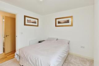 Executive apartment in central Milton Keynes - 7