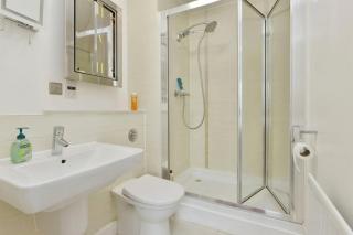 Executive apartment in central Milton Keynes - 5