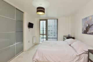 Executive apartment in central Milton Keynes - 2