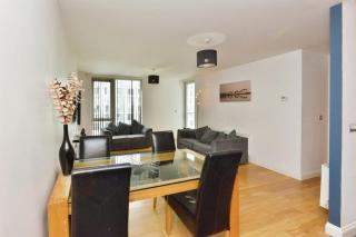 Executive apartment in central Milton Keynes - 1