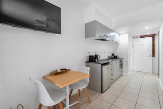 Laguna Edge - Tranquil Poolside Escape by the Sea - 3