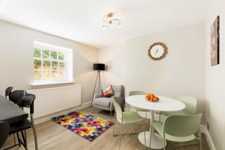 Spacious Modern 2 Bed Apartment with Parking - Pass the Keys - 8