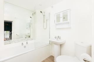 Spacious Modern 2 Bed Apartment with Parking - Pass the Keys - 2