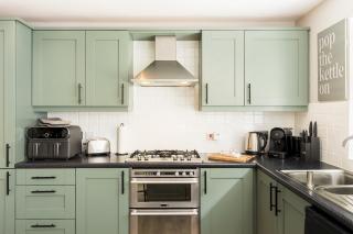 Spacious Modern 2 Bed Apartment with Parking - Pass the Keys - 9