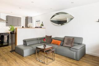 Stylish Modern 2 Bed with Parking - Pass the Keys - 4