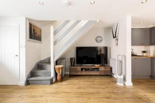 Stylish Modern 2 Bed with Parking - Pass the Keys - 2