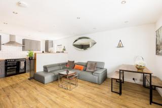 Stylish Modern 2 Bed with Parking - Pass the Keys - 1