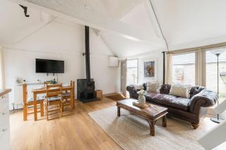 Charming Stone Cottage - Cotswolds Farm Stay - The Bullpen - 2