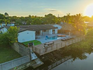 Waterfront Villa - 5 min Aventura - Cool Amenities - 0