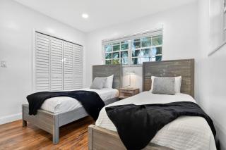 Waterfront Villa - 5 min Aventura - Cool Amenities - 2