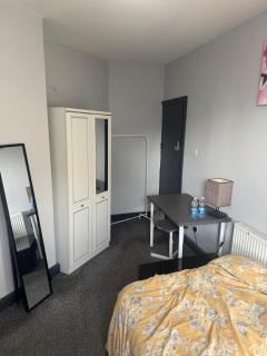 En-suite Double Room in LS12 - 6