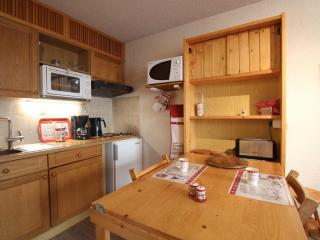 Appartement rénové 4 pers avec balcon, au cœur de la station, à 750m des pistes et proche commerces - FR-1-572-20 - 8