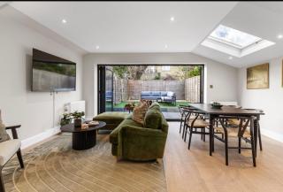 The Luxury Secret Garden Retreat 3 bed 2 bath - 0