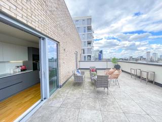 Promo Rate - 3 Bedroom Battersea Penthouse with 3 Private Balconies near Clapham Junction & Battersea Power Station by NourNest Apartments - 2