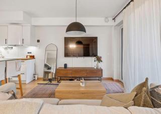 Spacious Apartment with Sunny Balcony - 0