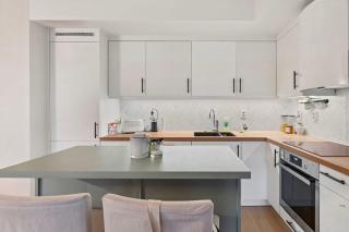 Spacious Apartment with Sunny Balcony - 4