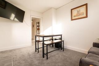 Aesthetic Ampthill Apartment - 3