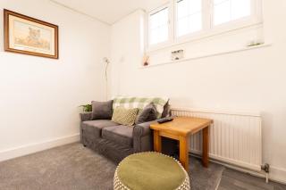 Aesthetic Ampthill Apartment - 5