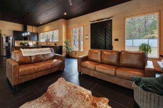 Backroad Rustic Retreat - 4