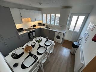 Beach Stroll Retreat, Swanage, Dorset - 0