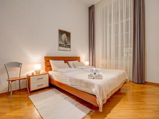 Authentic Old Riga Heritage, 2BR, Grand Ceilings - 3