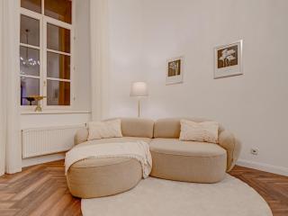 Authentic Old Riga Heritage, 2BR, Grand Ceilings - 9