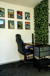 Modern Family Home Parking Private Garden - 7