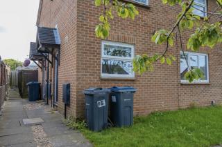 Modern Family Home Parking Private Garden - 5