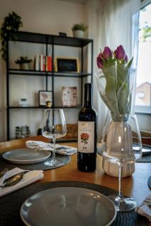 Modern Family Home Parking Private Garden - 2