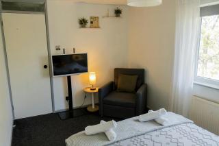 Modern Family Home Parking Private Garden - 1