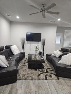 Spacious Home Perfect for Families& Business Trips - 1