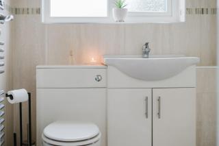 Fowler House 2 Bedroom ,Free WIFI, Parking, Crawley, Close to Gatwick Airport, Contractor friendly, business travellers - 1