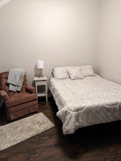 Charming, Quiet, South Shreveport Retreat King Bed - 1