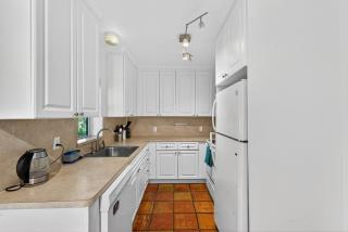 Sunny 2-Bedroom Miami Retreat with a Bright, Spacious Living Area & Relaxing Outdoor Seating - 8