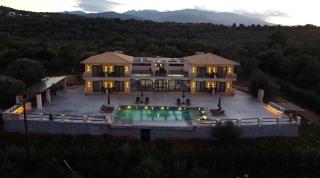 Queen Bee Luxury Villa- Sparto - 6