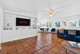 Sunny 2-Bedroom Miami Retreat with a Bright, Spacious Living Area & Relaxing Outdoor Seating - 5