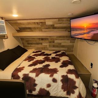 Cozy RV Oasis Farm Stay with Hot Tub Free WiFi and Coffee 5 Min to Adventist Health and Redbud Park - 9