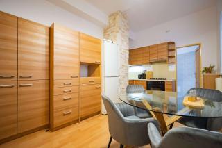 Your City Center Stylish & Spacious Apartment - 2