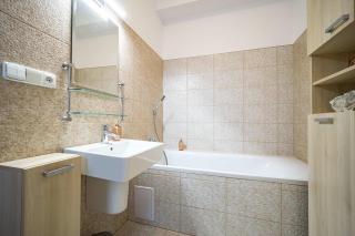 Your City Center Stylish & Spacious Apartment - 1