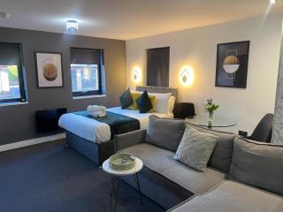 Modern Serviced Studio - Affordable Luxury with Free WIFI Free Parking Flat Screen Smart TV - 3