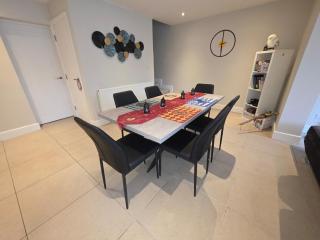 Large 4 Bed Modern Home, 5 Mins To HP Studio - Cinema Room - 4